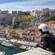 Una mujer observa un puerto deportivo lleno de botes cerca de edificios y casas